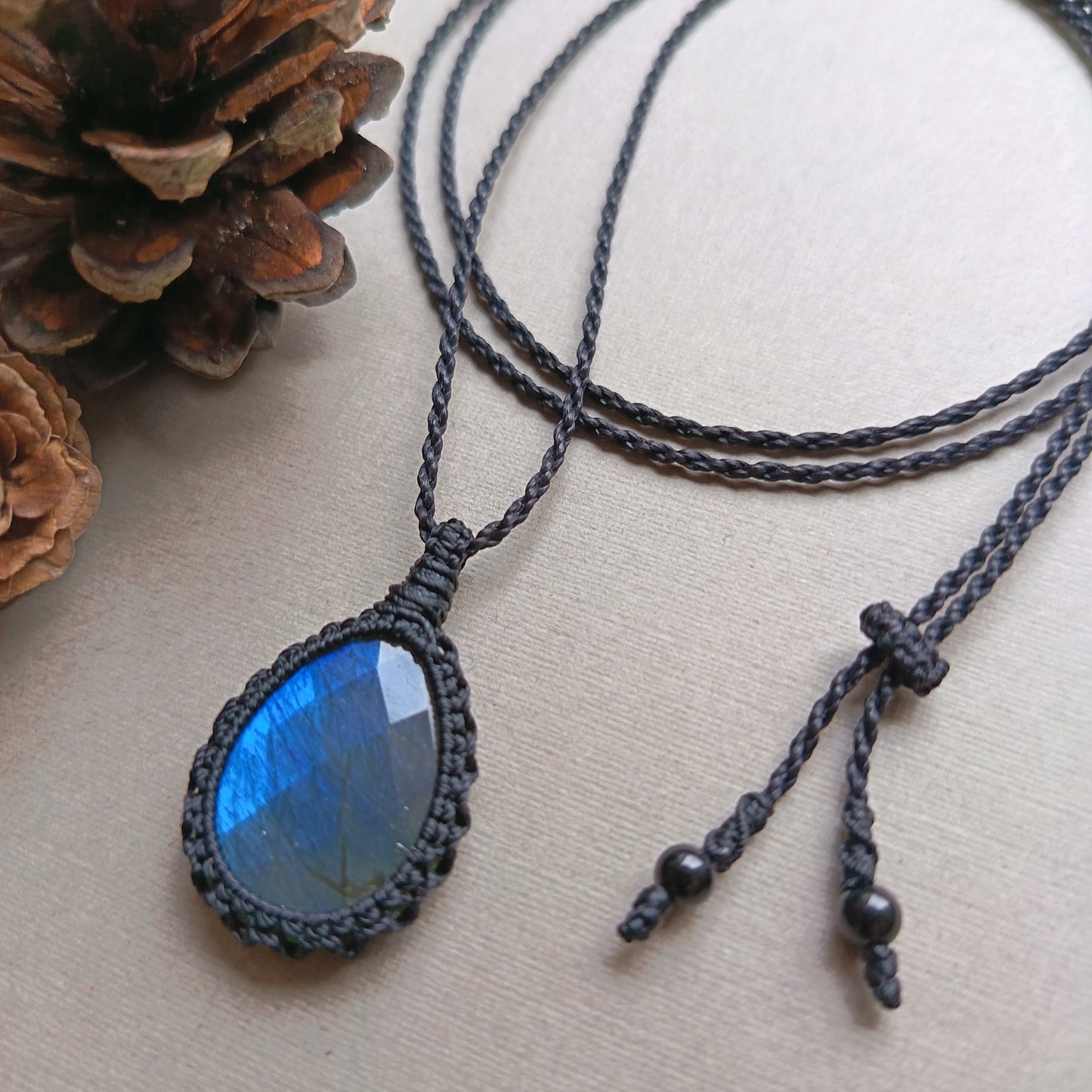 Labradorite Macrame Necklace | Pendant size 3.5 cm