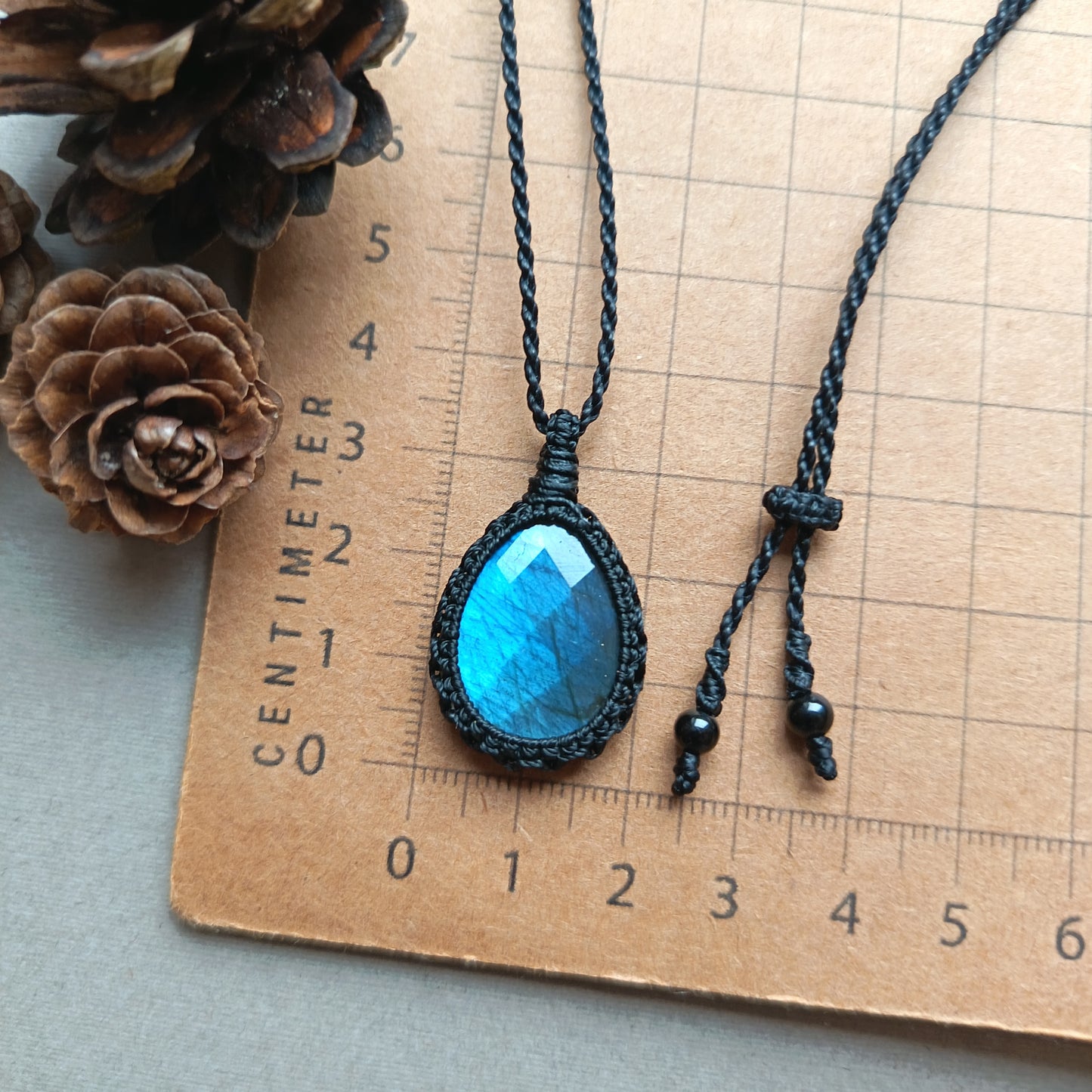 Labradorite Macrame Necklace | Pendant size 3.5 cm