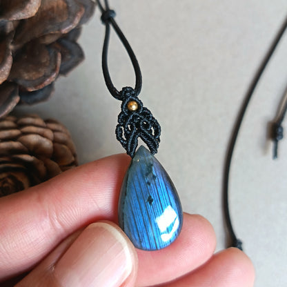 Labradorite Macrame Necklace | Pendant size 3.5 cm