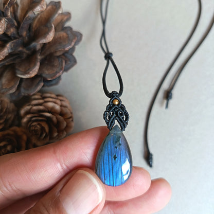 Labradorite Macrame Necklace | Pendant size 3.5 cm