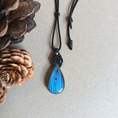 Labradorite Macrame Necklace | Pendant size 3.5 cm