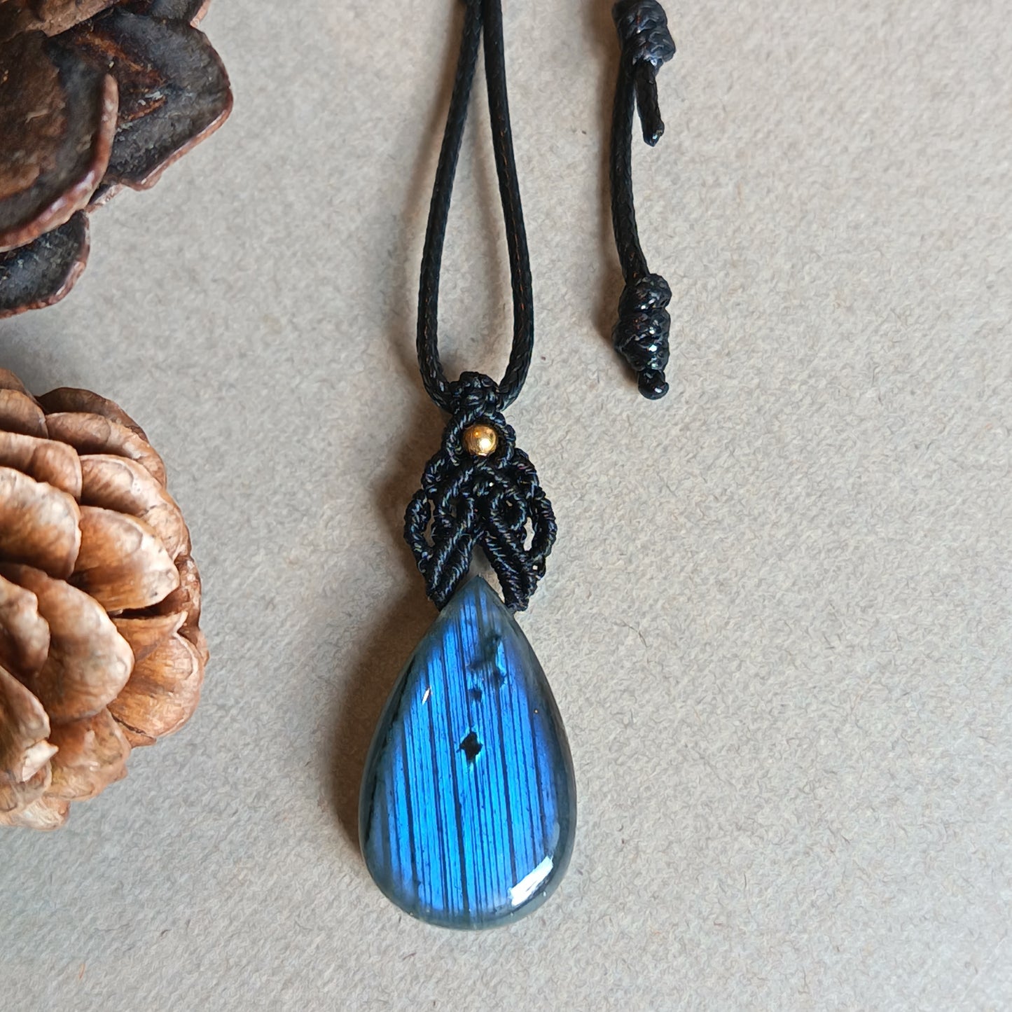 Labradorite Macrame Necklace | Pendant size 3.5 cm