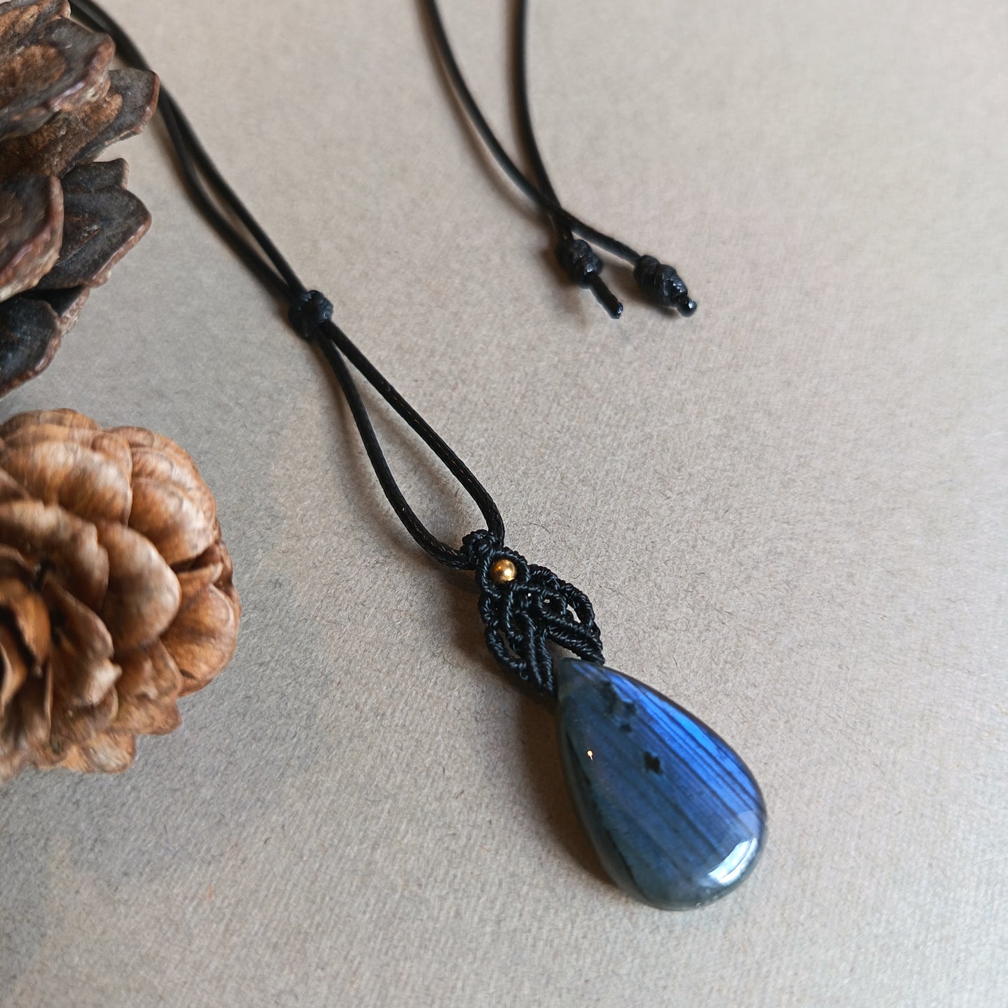 Labradorite Macrame Necklace | Pendant size 3.5 cm