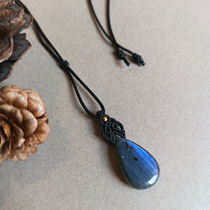 Labradorite Macrame Necklace | Pendant size 3.5 cm