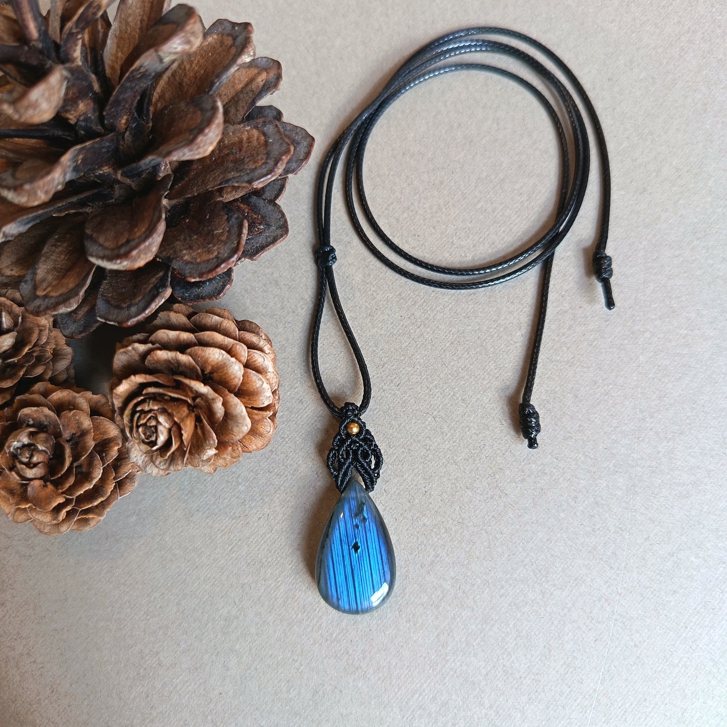 Labradorite Macrame Necklace | Pendant size 3.5 cm
