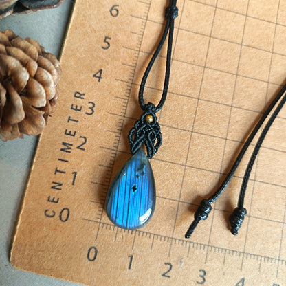 Labradorite Macrame Necklace | Pendant size 3.5 cm
