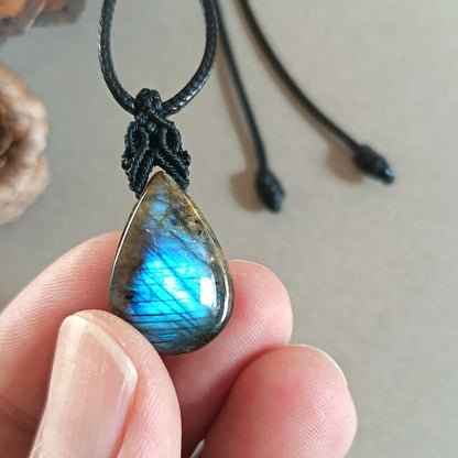 Labradorite Macrame Necklace | Pendant size 3 cm