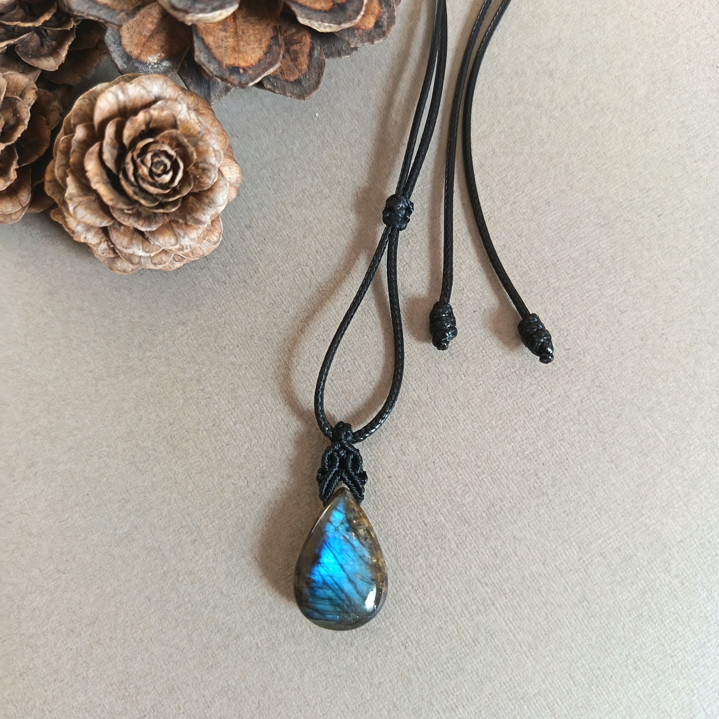 Labradorite Macrame Necklace | Pendant size 3 cm