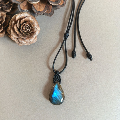 Labradorite Macrame Necklace | Pendant size 3 cm