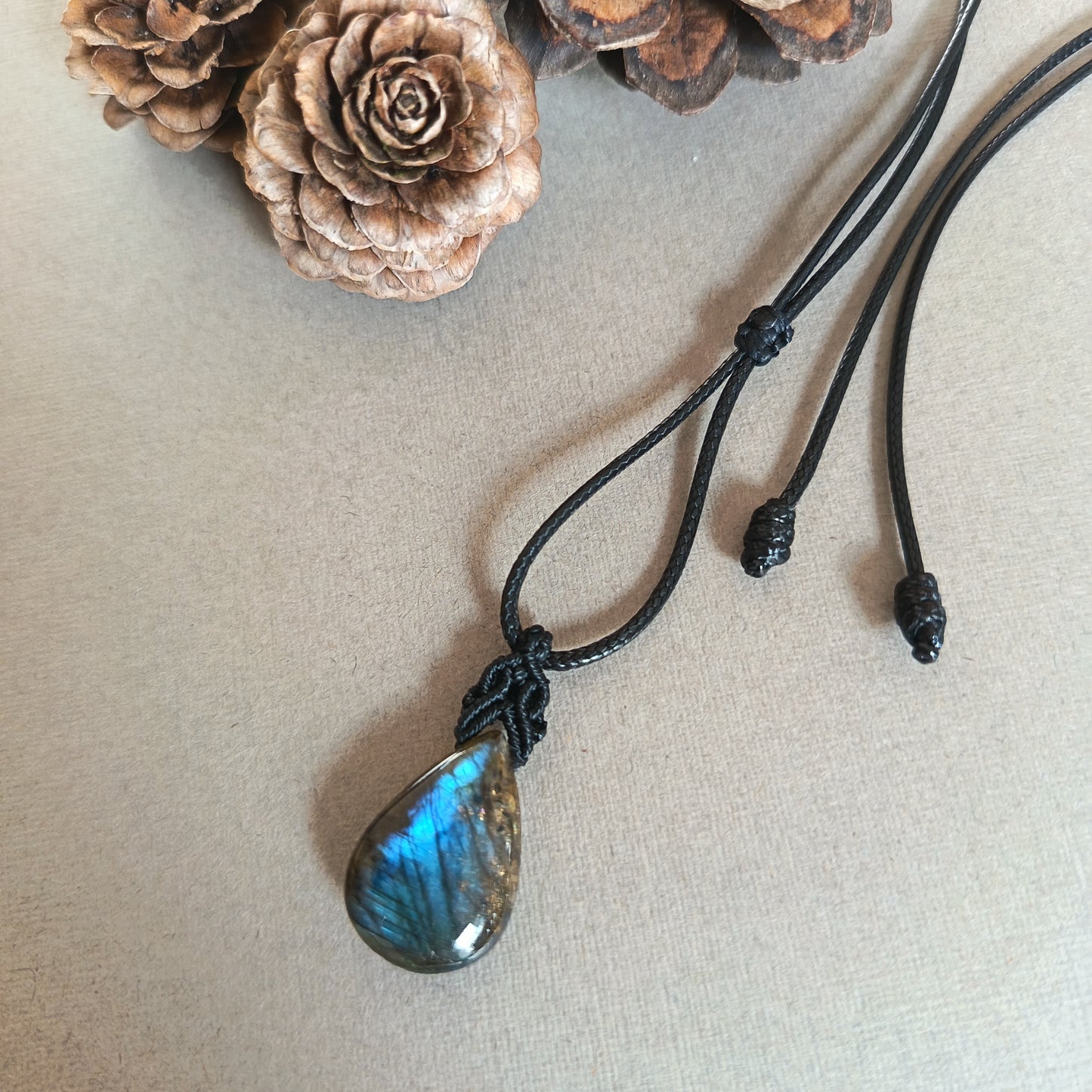 Labradorite Macrame Necklace | Pendant size 3 cm