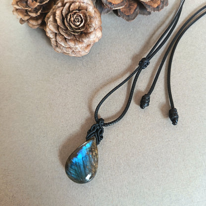 Labradorite Macrame Necklace | Pendant size 3 cm