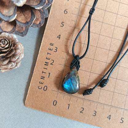 Labradorite Macrame Necklace | Pendant size 3 cm
