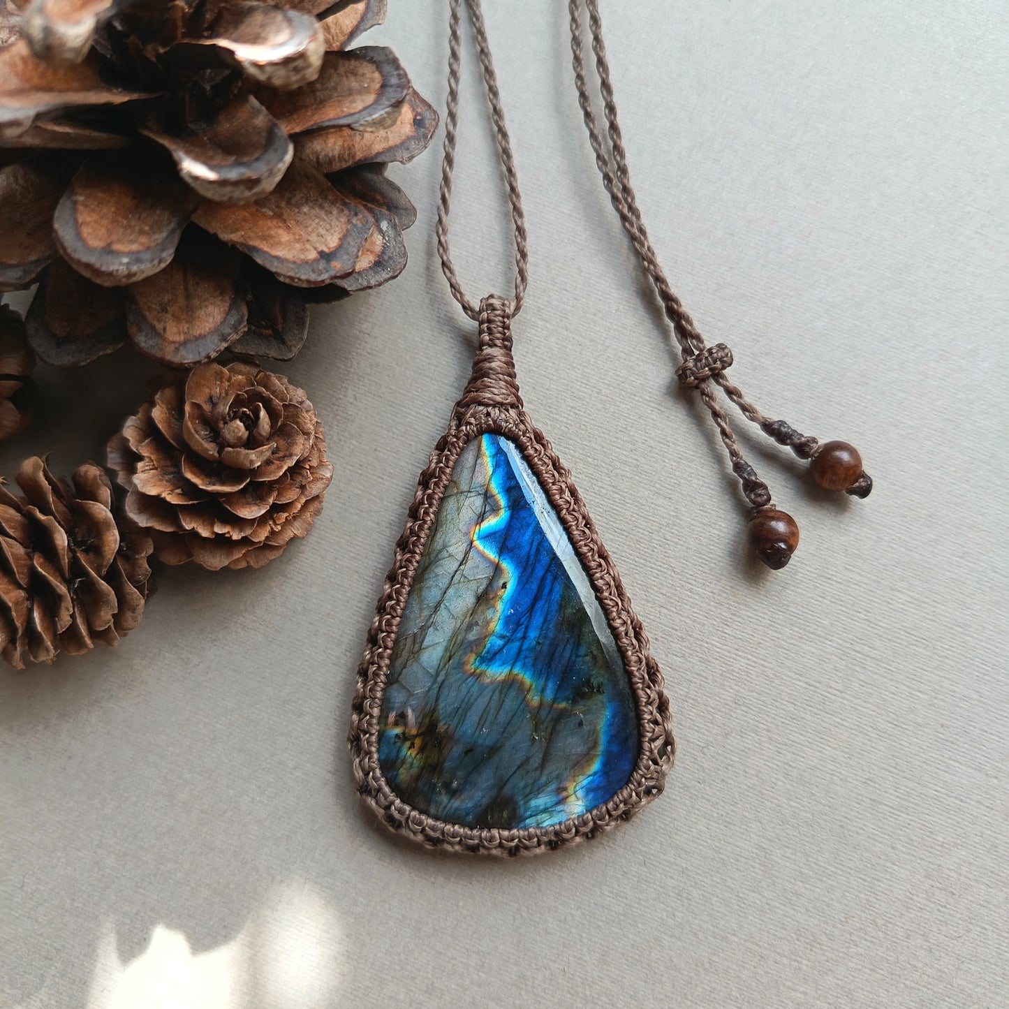 Labradorite Macrame Necklace | Pendant size 6.8 cm