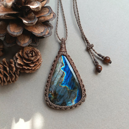 Labradorite Macrame Necklace | Pendant size 6.8 cm