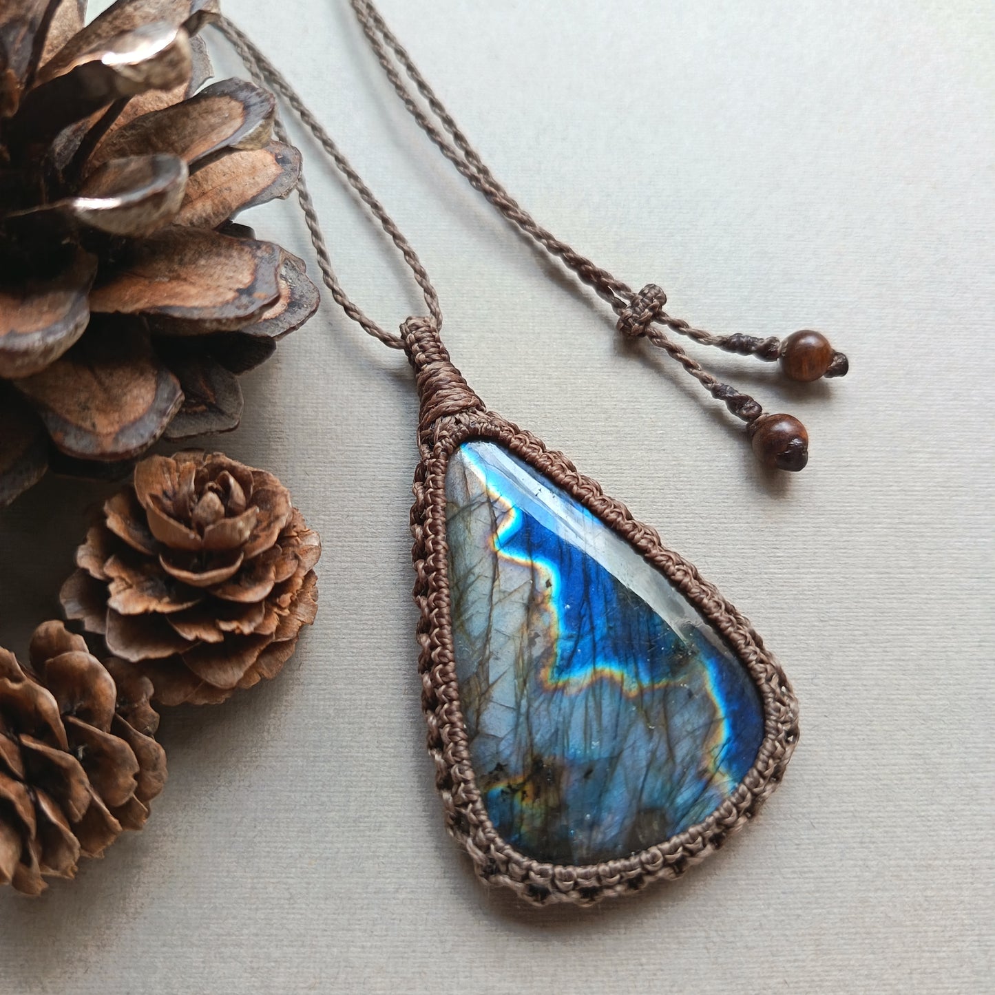 Labradorite Macrame Necklace | Pendant size 6.8 cm
