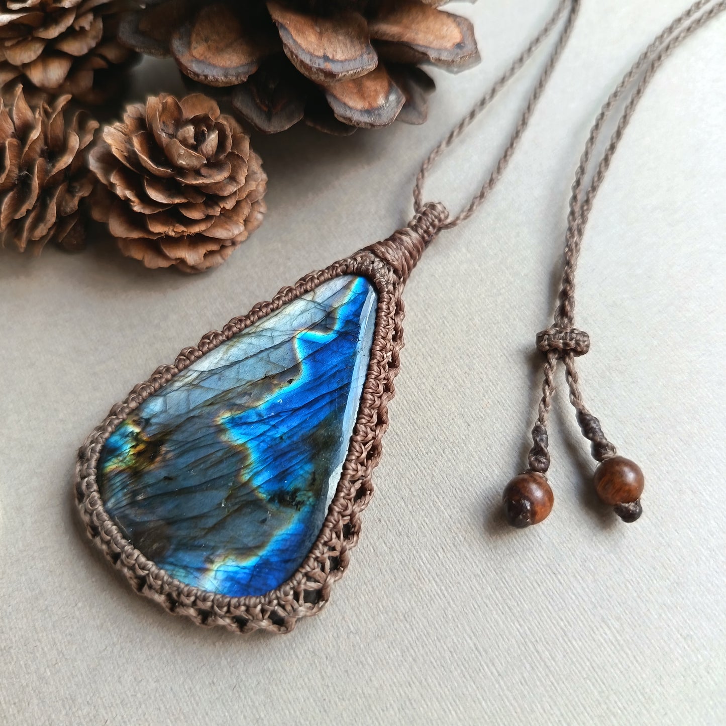 Labradorite Macrame Necklace | Pendant size 6.8 cm