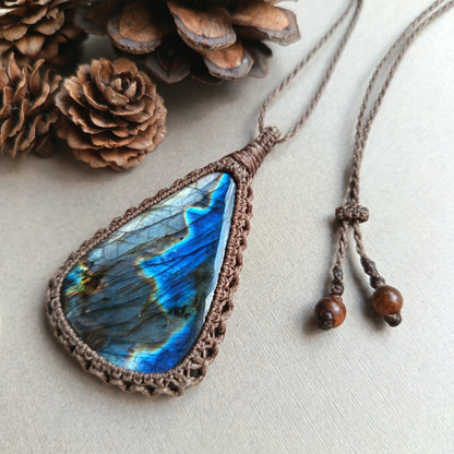 Labradorite Macrame Necklace | Pendant size 6.8 cm