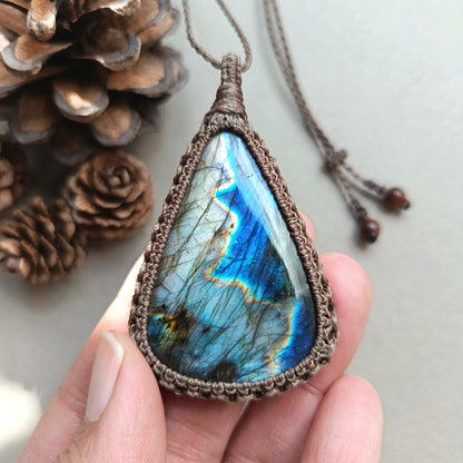 Labradorite Macrame Necklace | Pendant size 6.8 cm