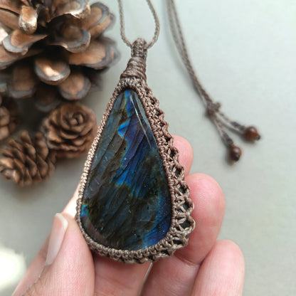 Labradorite Macrame Necklace | Pendant size 6.8 cm