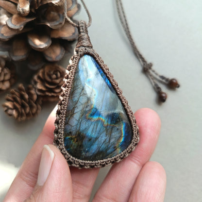 Labradorite Macrame Necklace | Pendant size 6.8 cm