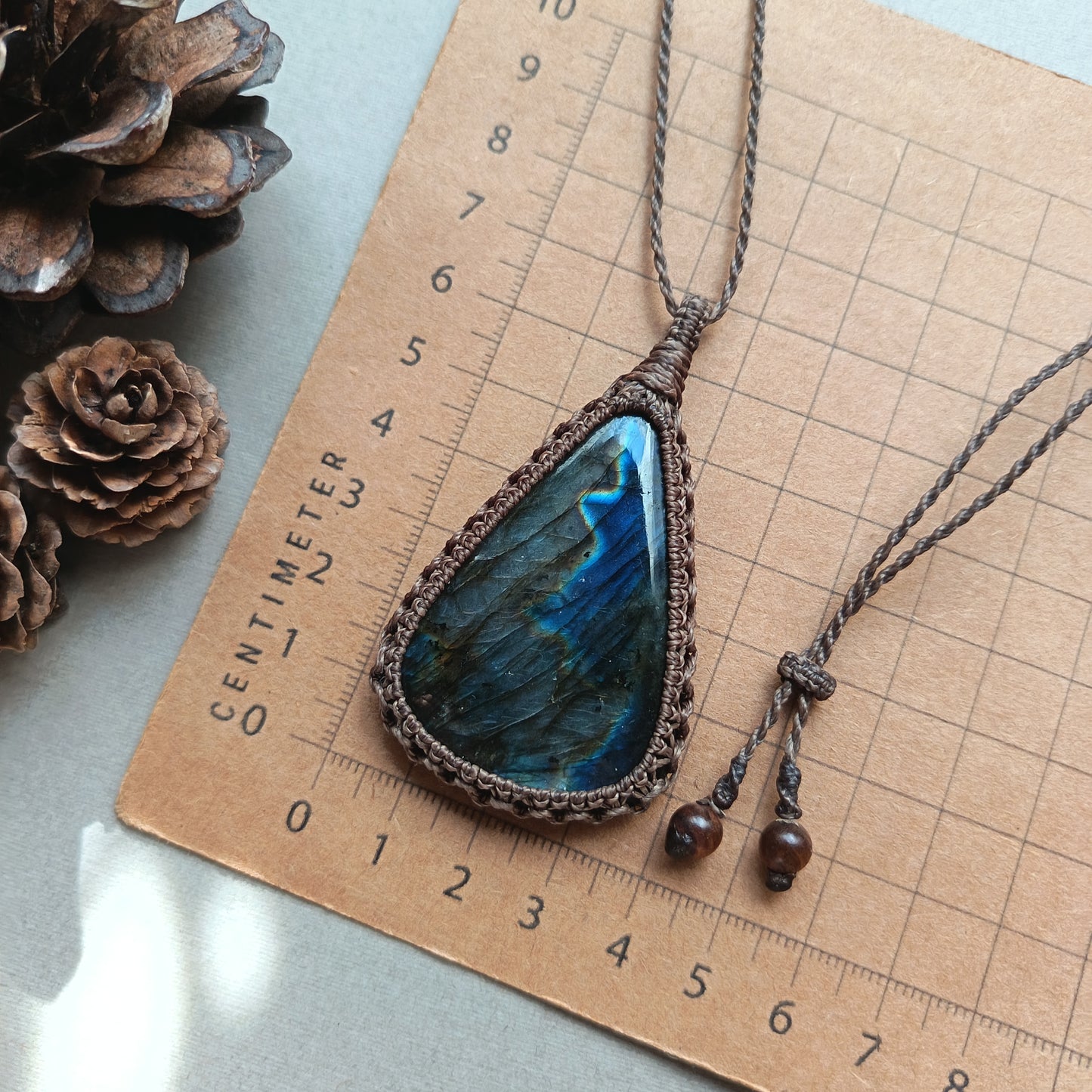 Labradorite Macrame Necklace | Pendant size 6.8 cm