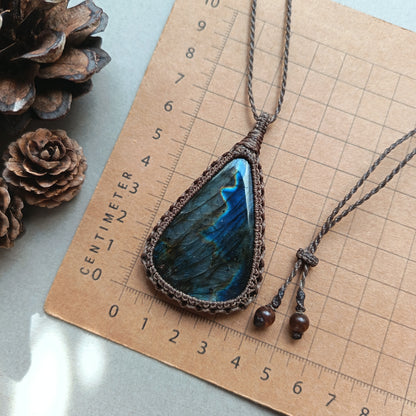 Labradorite Macrame Necklace | Pendant size 6.8 cm