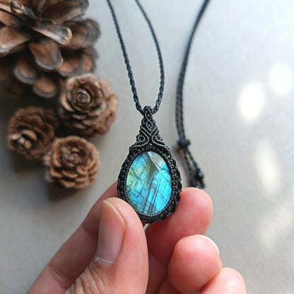 Labradorite Macrame Necklace | Pendant size 4.6 cm