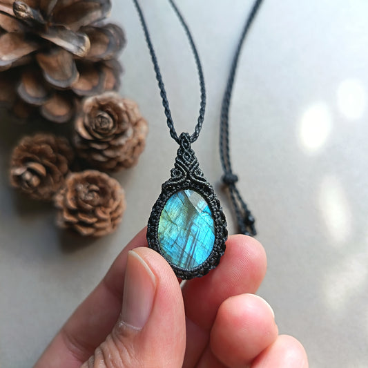 Labradorite Macrame Necklace | Pendant size 4.6 cm