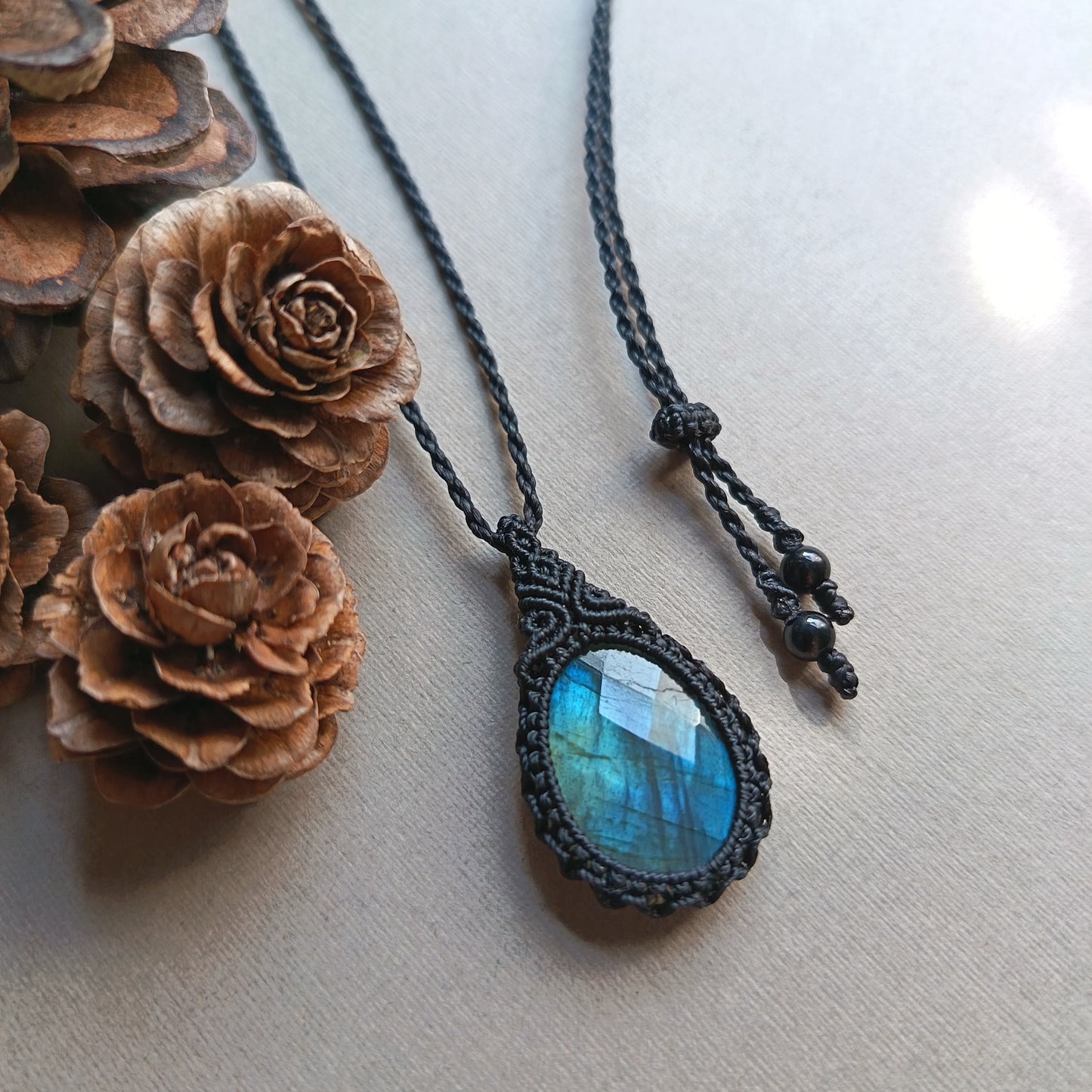 Labradorite Macrame Necklace | Pendant size 4.6 cm