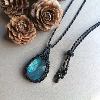 Labradorite Macrame Necklace | Pendant size 4.6 cm