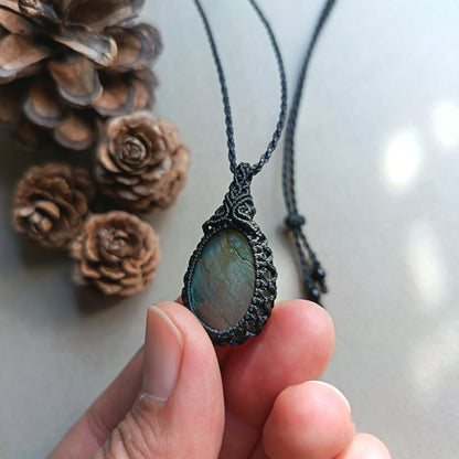 Labradorite Macrame Necklace | Pendant size 4.6 cm