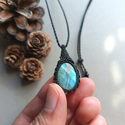 Labradorite Macrame Necklace | Pendant size 4.6 cm