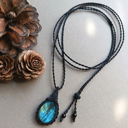 Labradorite Macrame Necklace | Pendant size 4.6 cm