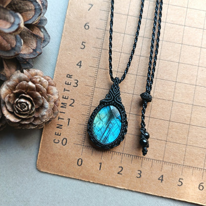 Labradorite Macrame Necklace | Pendant size 4.6 cm