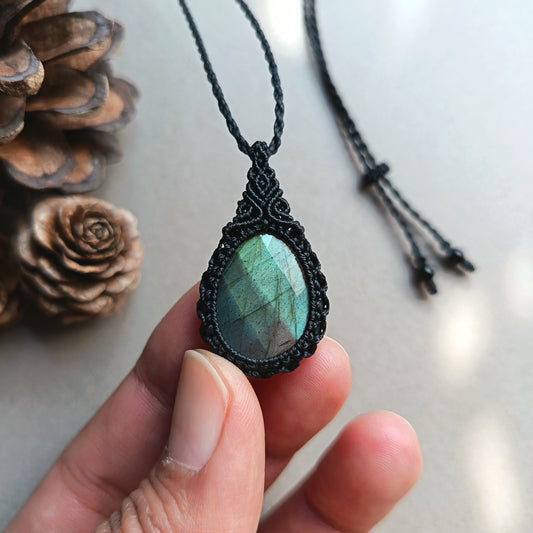Labradorite Macrame Necklace | Pendant size 4.7 cm