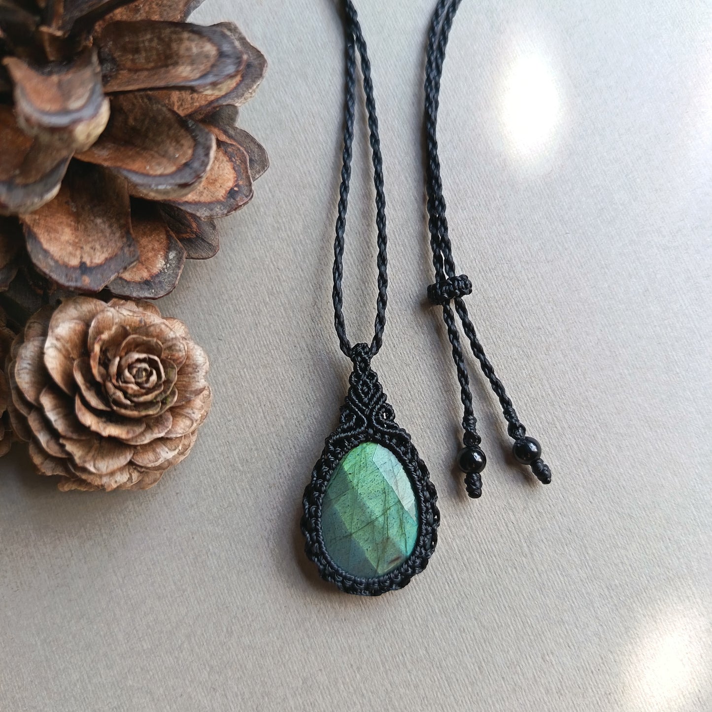 Labradorite Macrame Necklace | Pendant size 4.7 cm