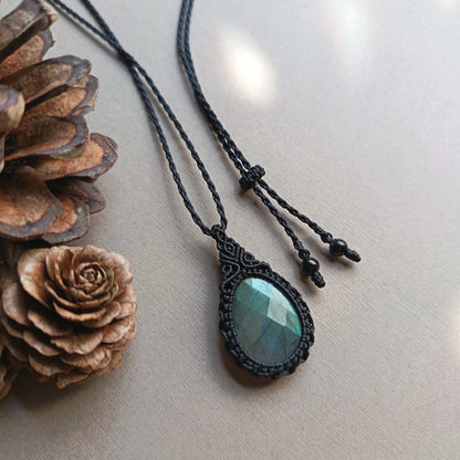 Labradorite Macrame Necklace | Pendant size 4.7 cm