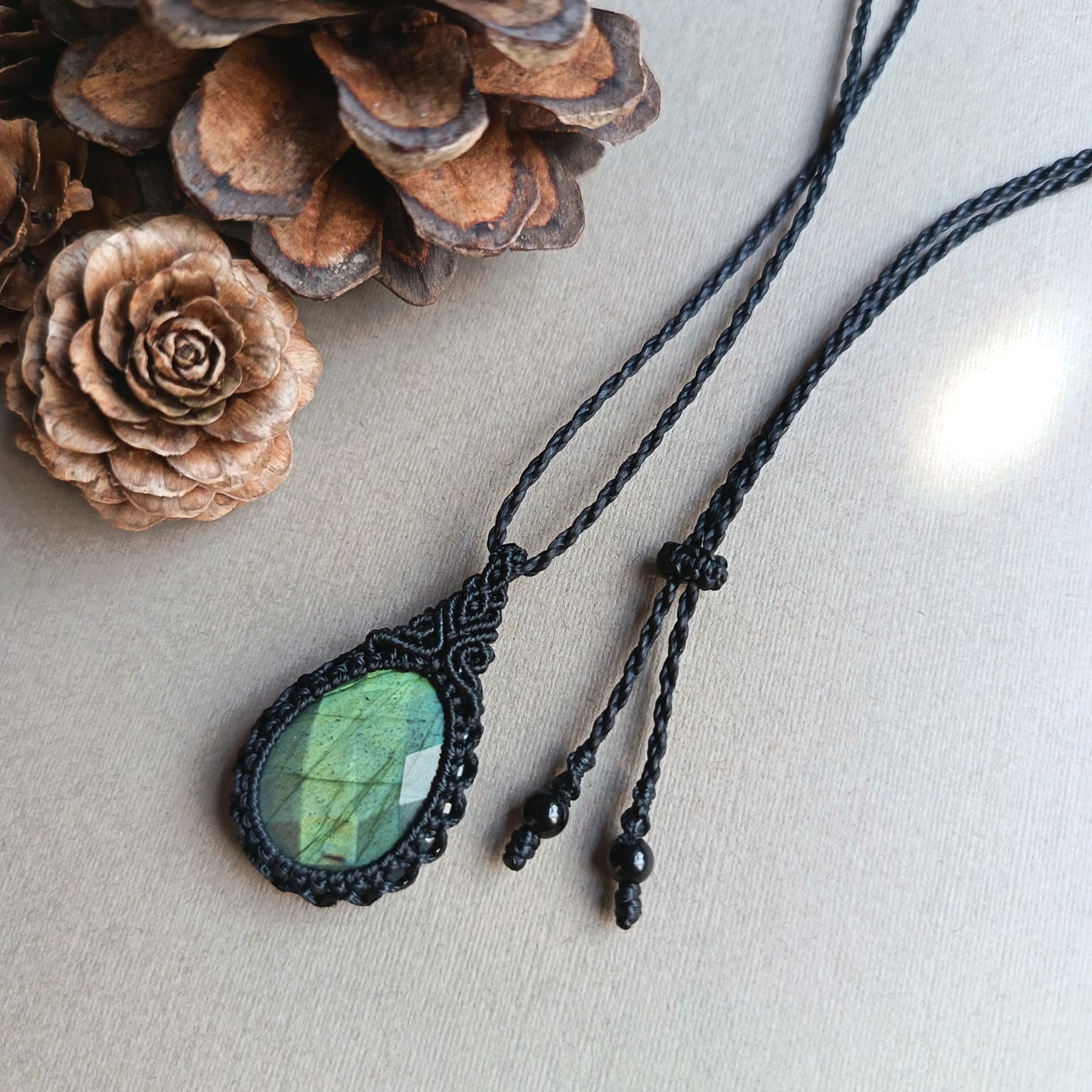 Labradorite Macrame Necklace | Pendant size 4.7 cm