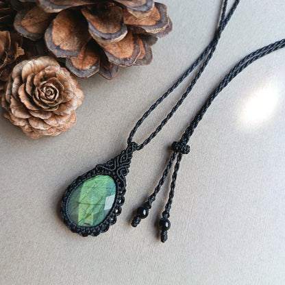 Labradorite Macrame Necklace | Pendant size 4.7 cm