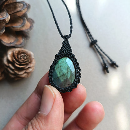 Labradorite Macrame Necklace | Pendant size 4.7 cm