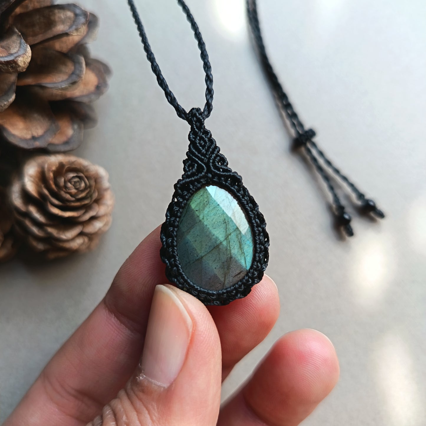 Labradorite Macrame Necklace | Pendant size 4.7 cm