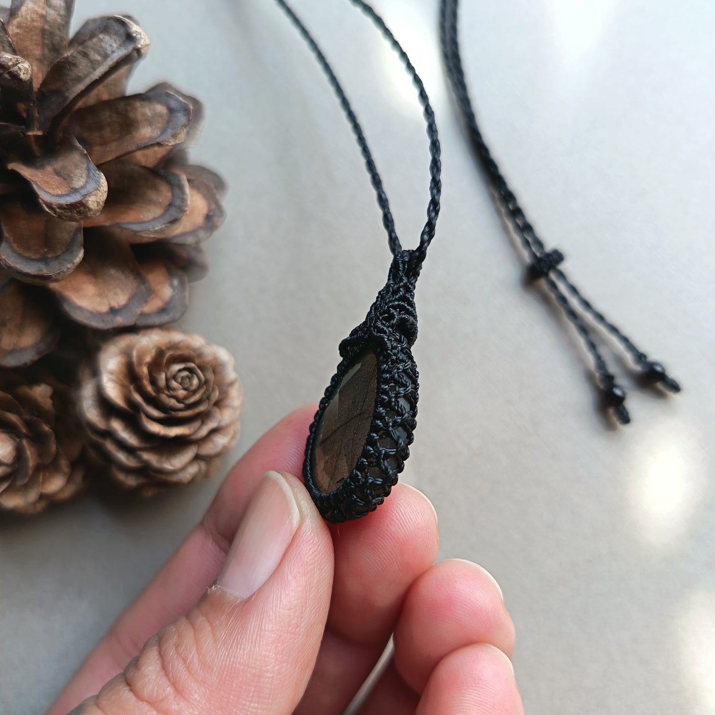 Labradorite Macrame Necklace | Pendant size 4.7 cm