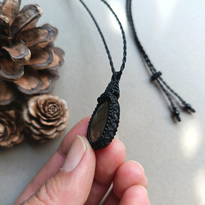 Labradorite Macrame Necklace | Pendant size 4.7 cm