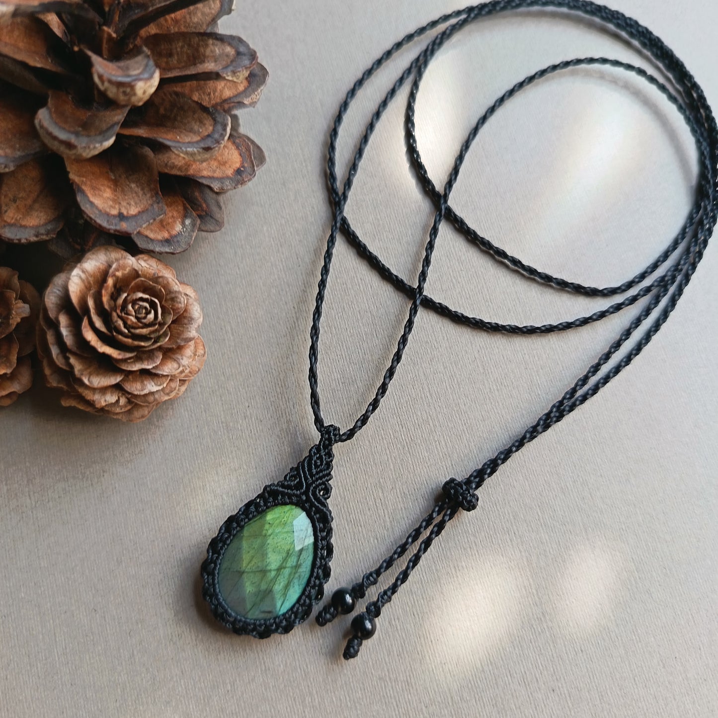 Labradorite Macrame Necklace | Pendant size 4.7 cm