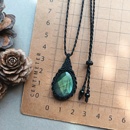 Labradorite Macrame Necklace | Pendant size 4.7 cm