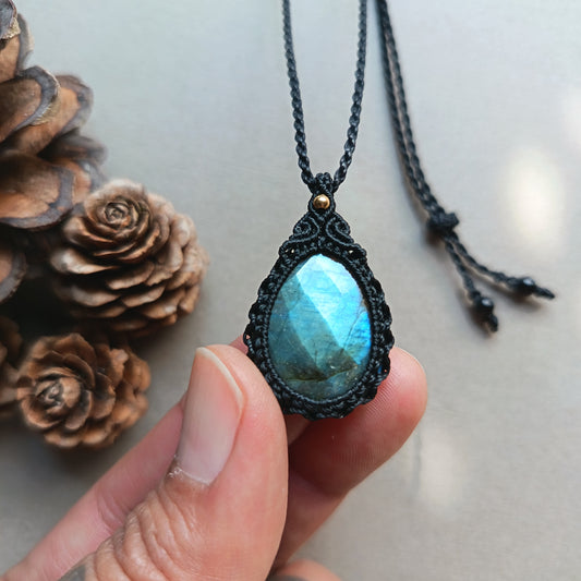 Labradorite Macrame Necklace | Pendant size 3.5 cm