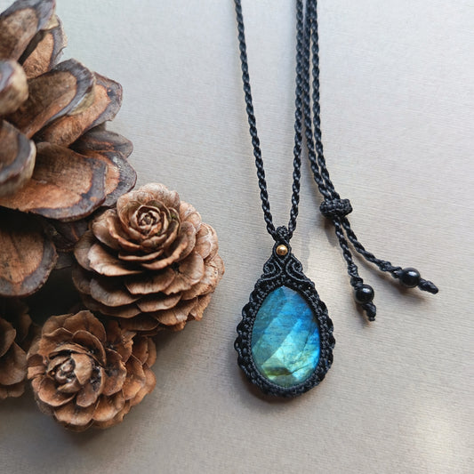Labradorite Macrame Necklace | Pendant size 3.5 cm