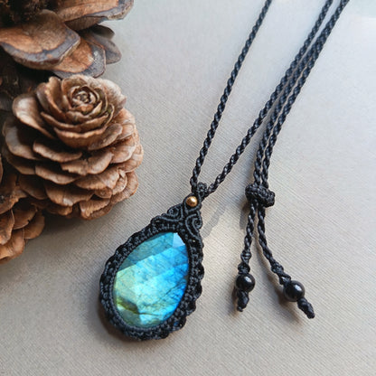 Labradorite Macrame Necklace | Pendant size 3.5 cm