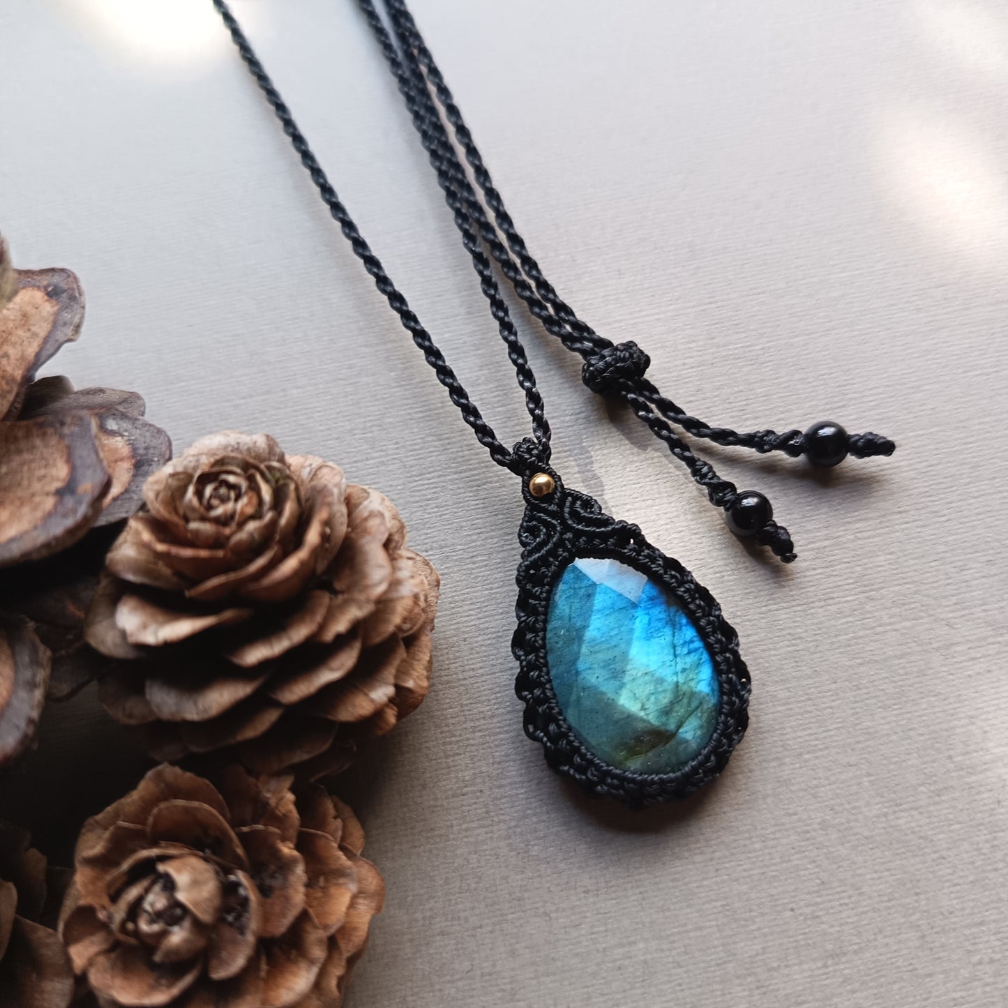 Labradorite Macrame Necklace | Pendant size 3.5 cm
