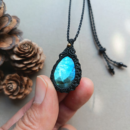 Labradorite Macrame Necklace | Pendant size 3.5 cm